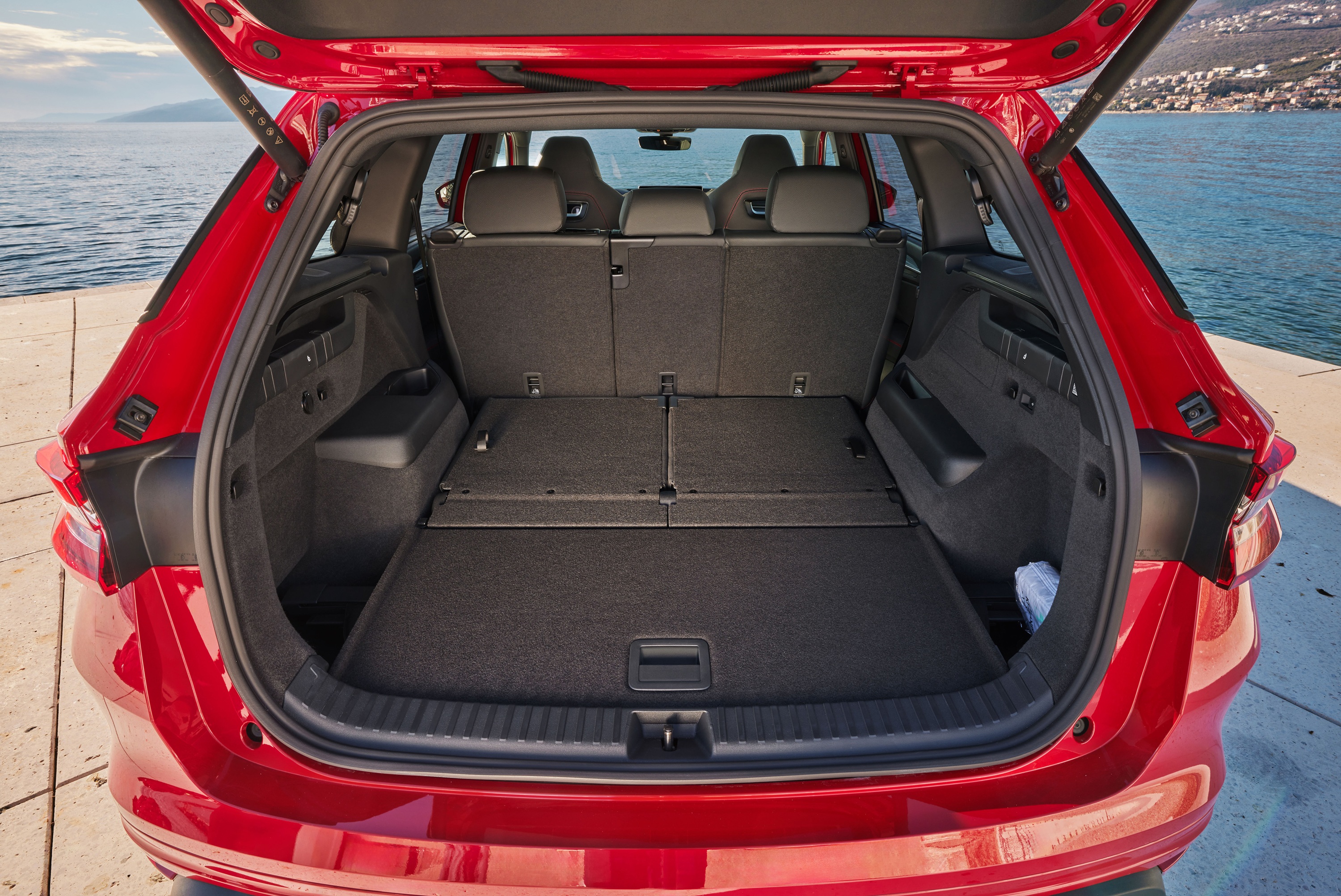 Kodiaq RS 兼顧性能與實用，靈活的七人座空間配置提供最高 2,035L 行李廂容量，電動尾門搭配感應啟閉功能，滿足家庭多元載物需求